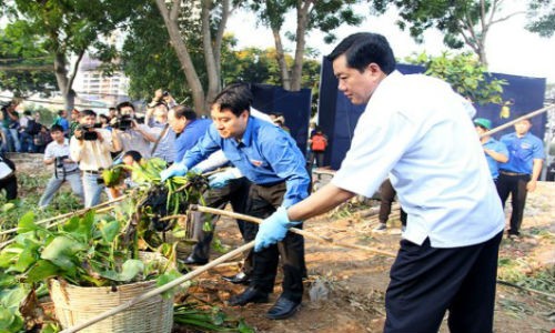 Bi thu Thang xan tay ao cung nguoi dan vot luc binh